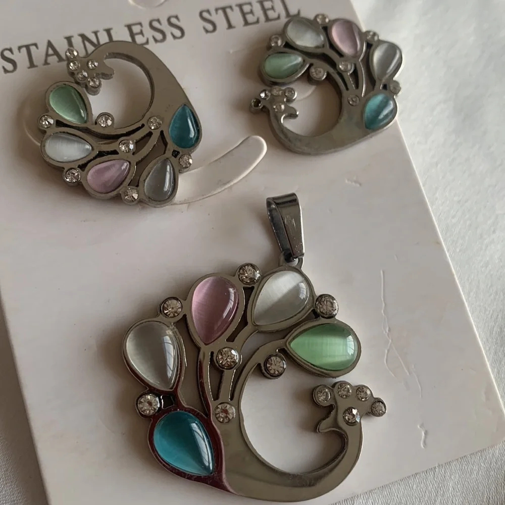 Stainless steel earrings and pendant set - Picture 4 of 4